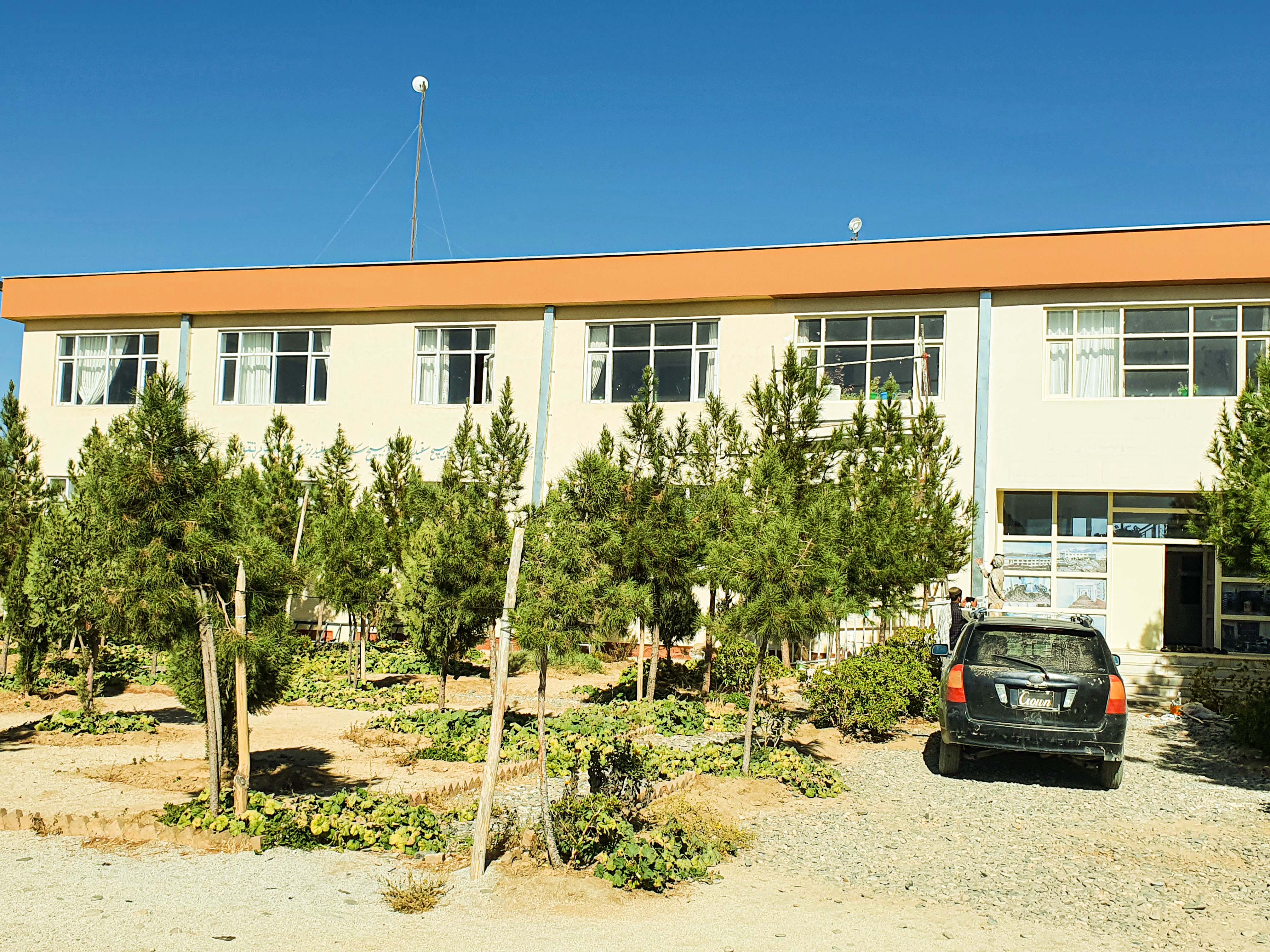 رنگ‌مالی تعمیر و پنجره‌های پوهنتون دایکندی آغاز شد