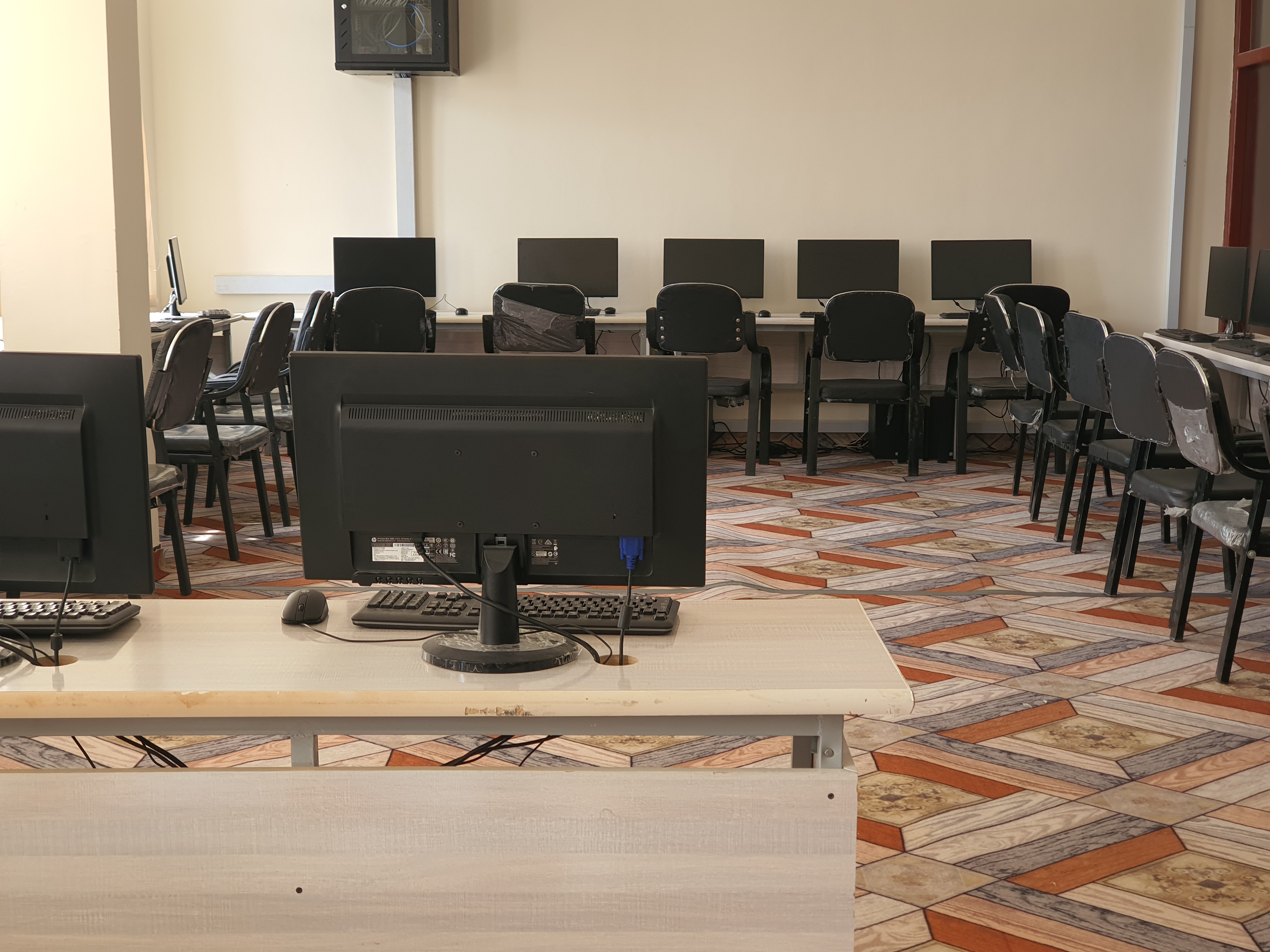 آغاز کورس‌های آموزشی کمپیوتر، زبان عربی و زبان انگلیسی در پوهنتون دایکندی